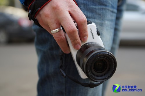 EOS M 