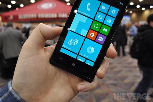 华为Ascend W1中端WP8低调露面 视频上手 