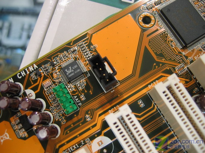 我的主板是华硕p5ld2-x\/1333,想在YY唱歌有混