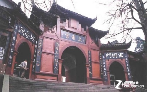 【ZOL旅游摄影频道原创】在四川省都江堰市西南的青城山巅之阳,海拔1600多米。始建于晋代,后废,唐玄宗时又加修建,五代间前蜀王王衍重建,明末毁于火。现存殿宇建于18621874年间(清代同治年间),现有老君殿、三清殿、道德经堂、文武殿和玉皇殿。山门外丙侧石壁上刻有黄云鹄所题天下第五名山、青城第一峰题字。宫内有传为麻姑浴丹处的麻姑池以及鸳鸯井等名胜,珍藏有楠木刻板《道德经》、《阴符经》全文及张大千所画徐太妃、花蕊夫人与绛巾仙女石碑两通。宫东不远处有跑马坪、旗杆石,传为明末张献忠起义军练兵遗址。
