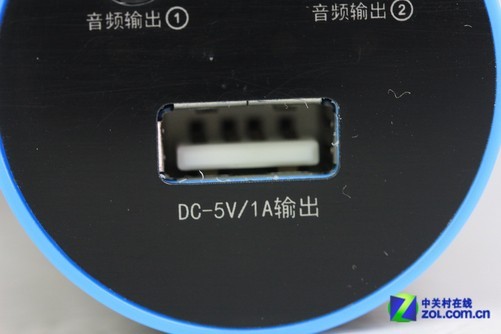 这款麦克风自带有音量和混响的调节,它将音量和混响的旋钮设计在了面板的左右两侧非常易于进行操作;在正对着面板下方的位置可以看见这款麦克风的型号标识。麦克风的顶端采用了全金属的网罩,同大多数麦克风一样是可以拆开的,我们看见内部搭配了吸引棉材料便于更好地拾取声音。