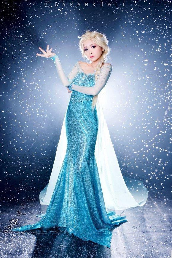 《冰雪奇缘》女主艾莎COS 魔幻冰雪背景