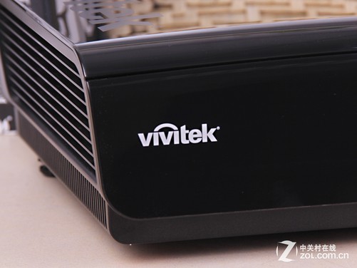 Vivitek丽讯D968U投影机镜头上方配置有用于调整画面的聚焦、变焦环,机身控制面板配置有电源、菜单、信号源、梯形校正、音量调节等按键,方便用户进行调节操作。此外,机身底部还设计了可升降调节的支角,便于用户桌面摆放使用时调节投影机高度。