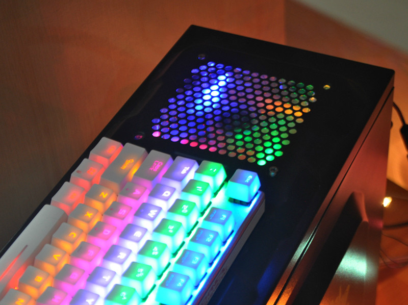 超带感!六色彩光机械键盘亮瞎你的眼!_笔记本电脑