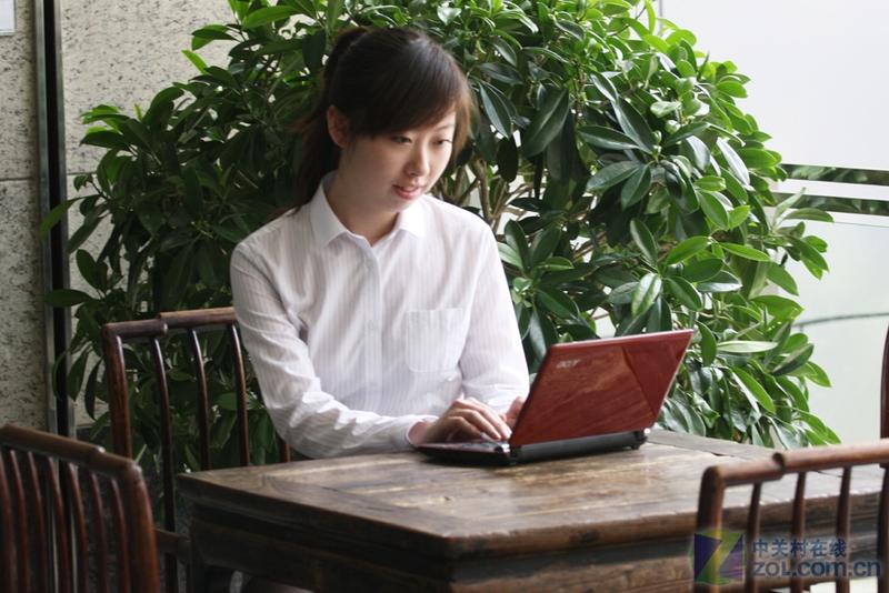【高清图】全新宏碁上网本<em>四色</em>齐发 <em>美女</em>爱不