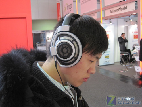 耳机界王者! 森海塞尔HD800亮相CeBIT 