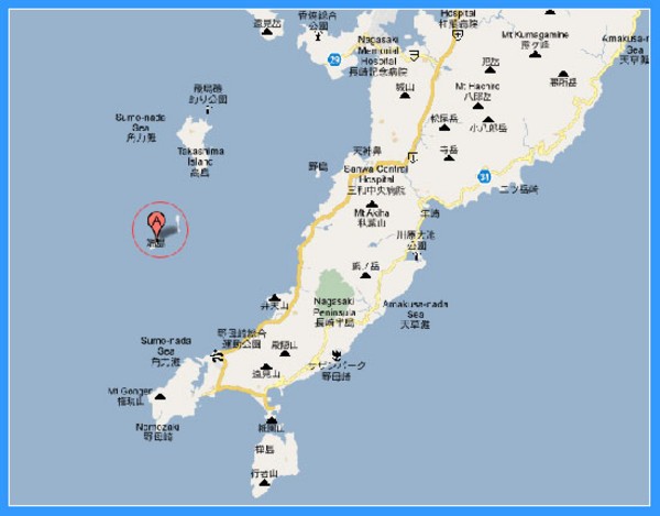 端岛,只是个在日本长崎海岸线附近的仅有70000平方米的石头岛屿,该岛坐落于向下直通海床的煤沉积层之上。 端岛 1890年,丰富的矿藏被发现后,三菱公司便从当地居民手中买下了端岛。端岛的辉煌也就此拉开序幕,在将近一个世纪内,它都是日本的主要煤矿产区之一。该岛坐落于向下直通海床的煤沉积层之上。 端岛地图 由于该岛距长崎将近30千米,对于三菱公司来说,与其每天接送员工上班,还不如就地修建房舍。四四方方的混凝土公寓楼一栋栋建起。由于空间有限,所以建筑物纷纷向上发展,而不是向外延伸。住户们挤在狭小不堪