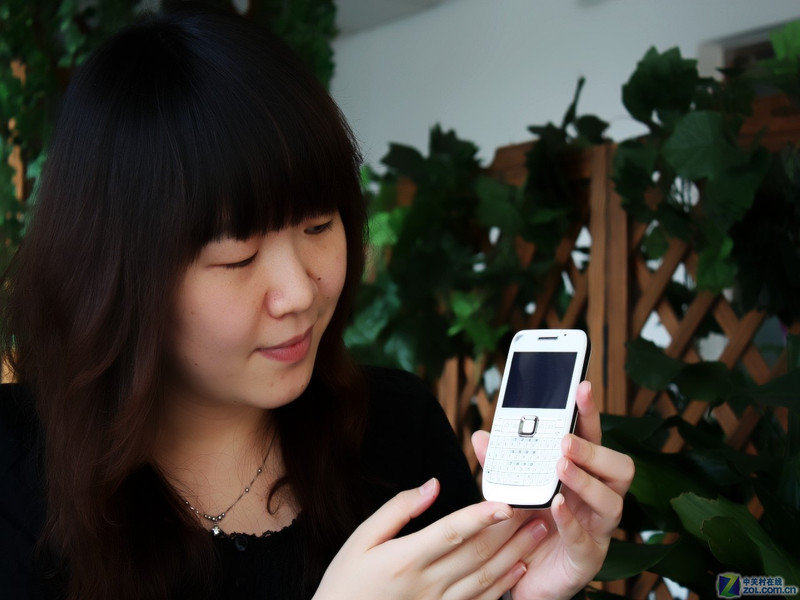 【人物展示图】诺基亚E63白色外观图片 图18