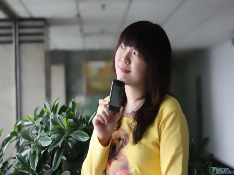 【人物外拍图】诺基亚5230黑色外观图片 图2