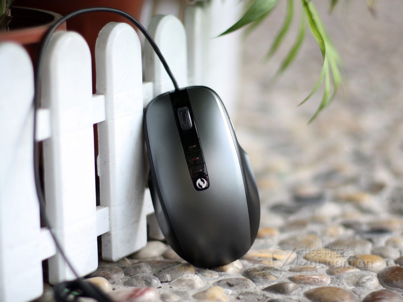 【美女图】微软战雷鲨X3银灰色外观图片 图9