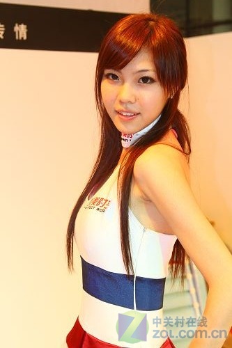 ZOL展台四大美女光顾 遭惨无人道的围观