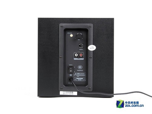 奋达E300低音炮采用了6.5英寸口径的低音单元,从箱体外观和参数上来看,E300所用的低音单元应该与奋达A系列产品类似。而且,在之前A系列音箱的评测中我们已经感受到了这个大家伙的强大,所以我们对E300的实力充满信心。 奋达E300低音单元箱体为正方形,整体配色依然是世博系列经典的红黑色,并且我们看到,前面板的金属格栅有效地保护了低音单元不受伤害,而且美观大方。值得一提的是,E300的低音炮箱体采用木质结构,可以很大程度上减小箱体内部的谐振,从而得到更为纯净的声音。