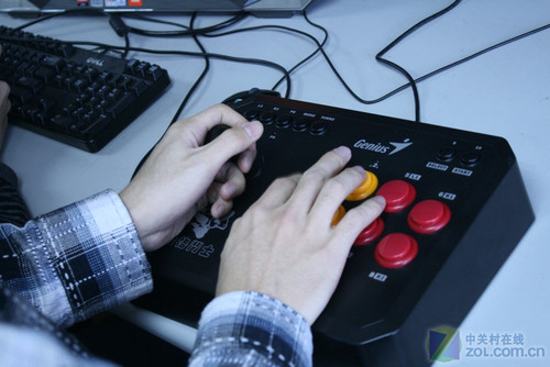 用它打KOF才霸道! 精灵格斗摇杆首测 