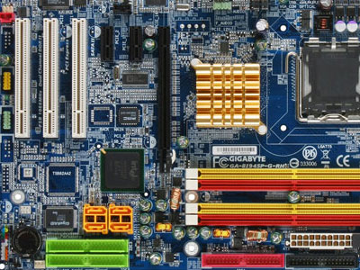 ���Σ�GIGABYTE��8I945PG-RH ��1��