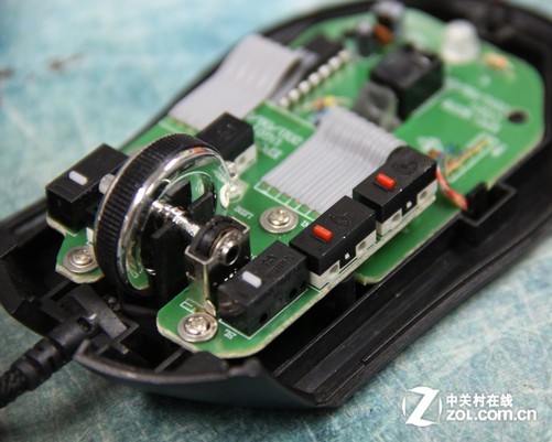 采用双层板件设计 新盟猛禽游戏鼠标采用两块电路板设计,上电路板上设计有鼠标微动开关和滚轮编码器,下电路板上固定有鼠标引擎和主控芯片、LOGO呼吸灯等元件。上下电路板之间采用软排线进行数据传输,保证电路板之间连接可靠,可以看出虽然是入门级游戏鼠标,但用料还是很扎实的。