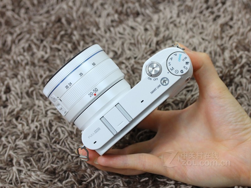 【手持效果图】三星NX1000白色顶部图片-ZO