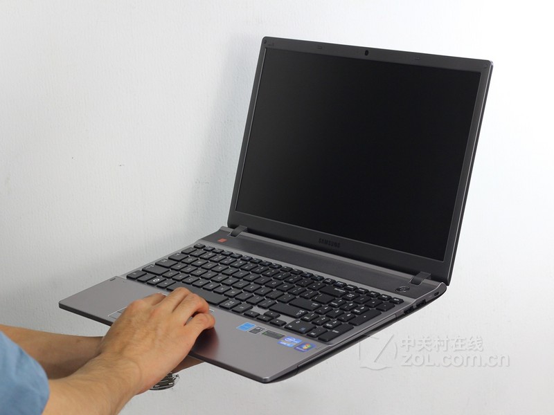 【人物效果图】三星550P5C银色外观图片 图5