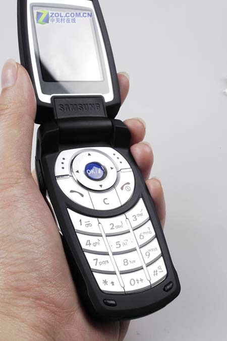 130万像素90mb内存 三星感应手机e758 (3/5)