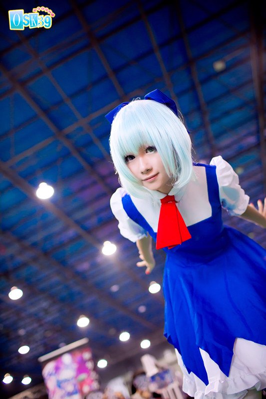 蓝发蓝衣萌妹  琪露诺是大人气同人系列游戏《东方project》的主要