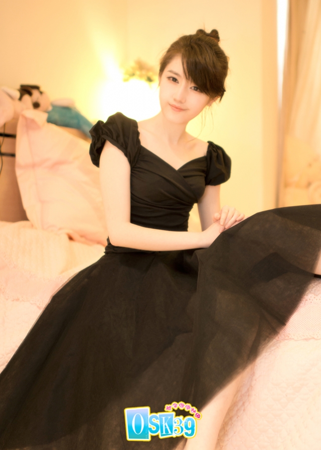 美女画师郭芸宁最新写真 黑色礼服尽显纤细魅力