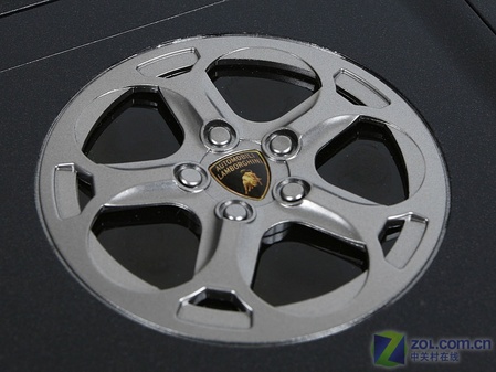 华硕机身底部的车轮