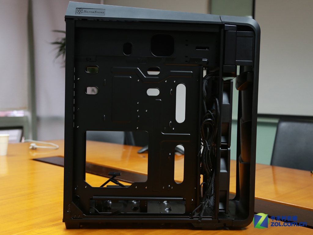 不再是垂直风道?银欣乌鸦4机箱图赏