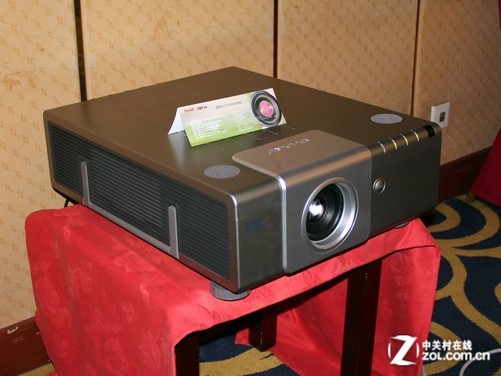 工程投影机和oray新型水贴背投幕组成,所使用的投影机是夏普xg-p560wa