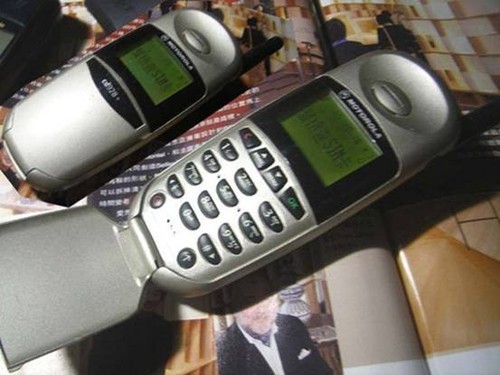 3,单色蓝屏翻盖:波导s1000