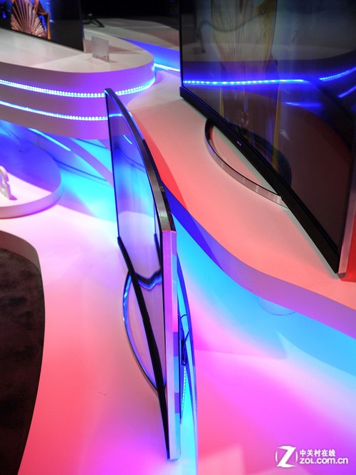 55吋曲面屏!CES2014长虹展示新智能电视