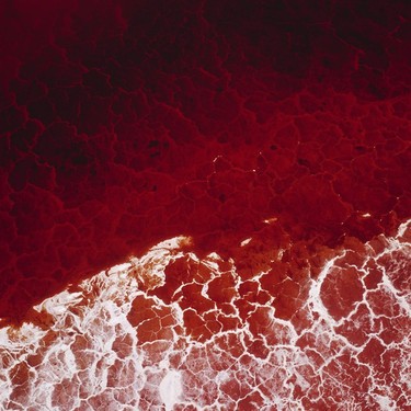 大地在流血 航拍镜头下让人惊叹的湖泊