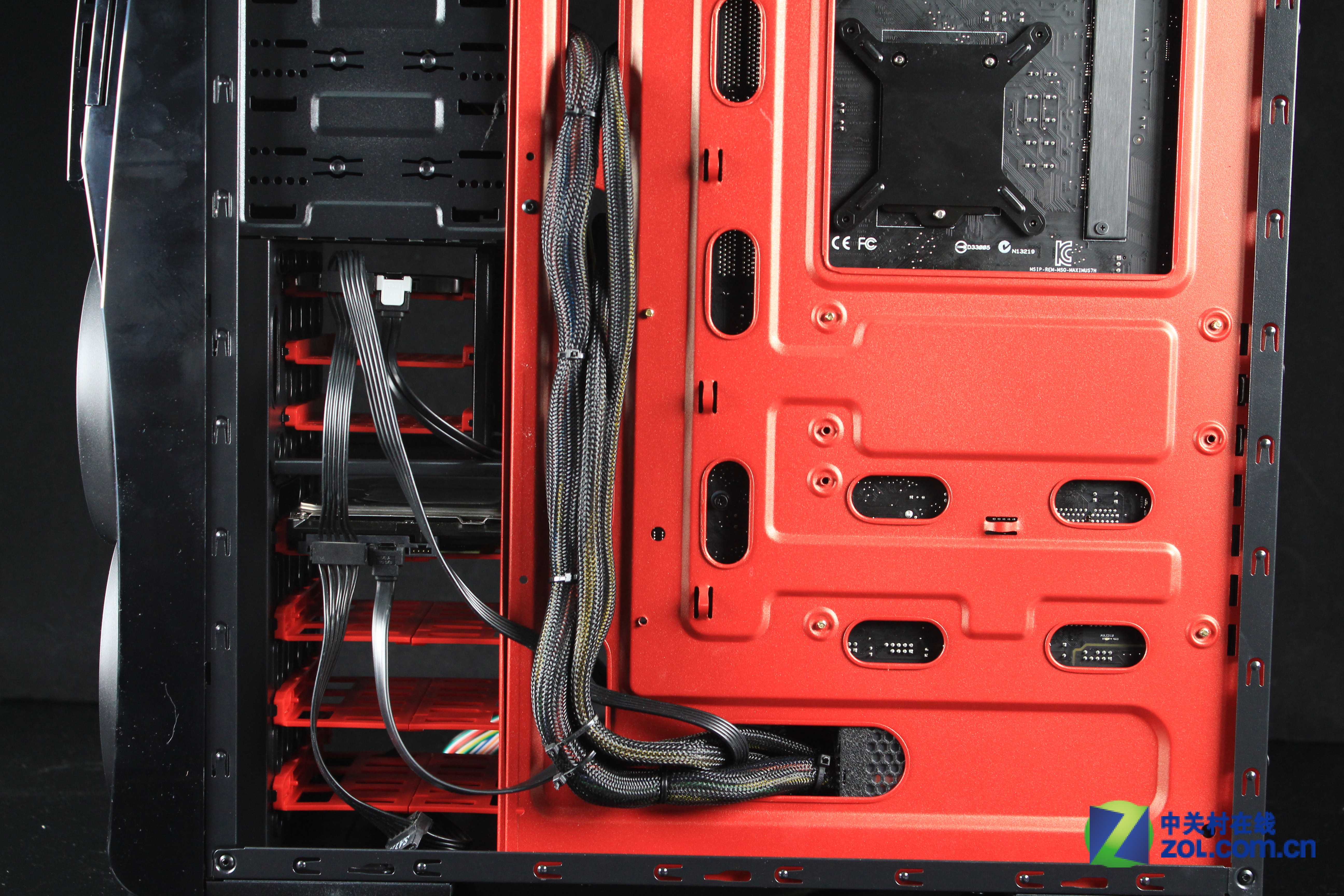 完美背部走线 游戏悍将刀锋5装机图赏