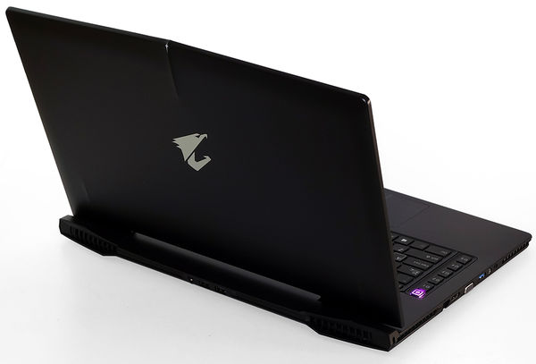 技嘉aorus x7 pro整体外观十分酷炫