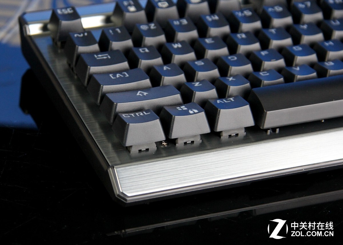 新贵gm600悬浮式炫光机械键盘