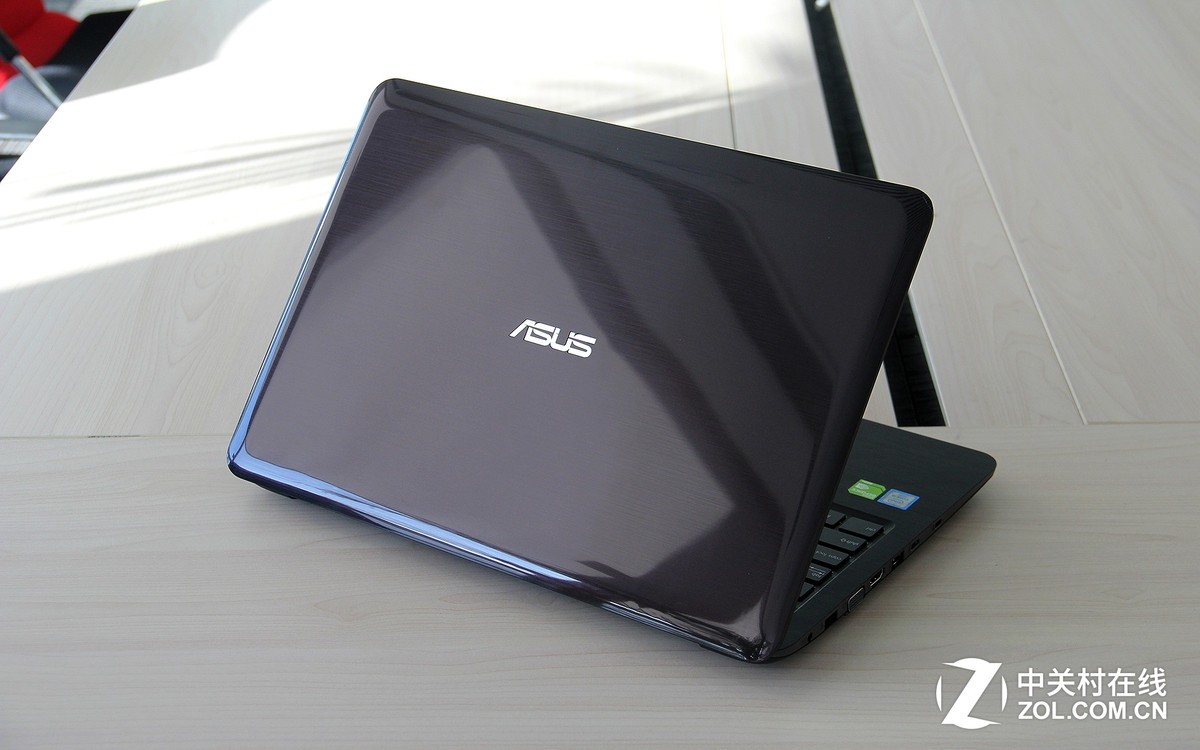 【高清图】 低调中的华丽 评华硕a556u家用笔记本图1