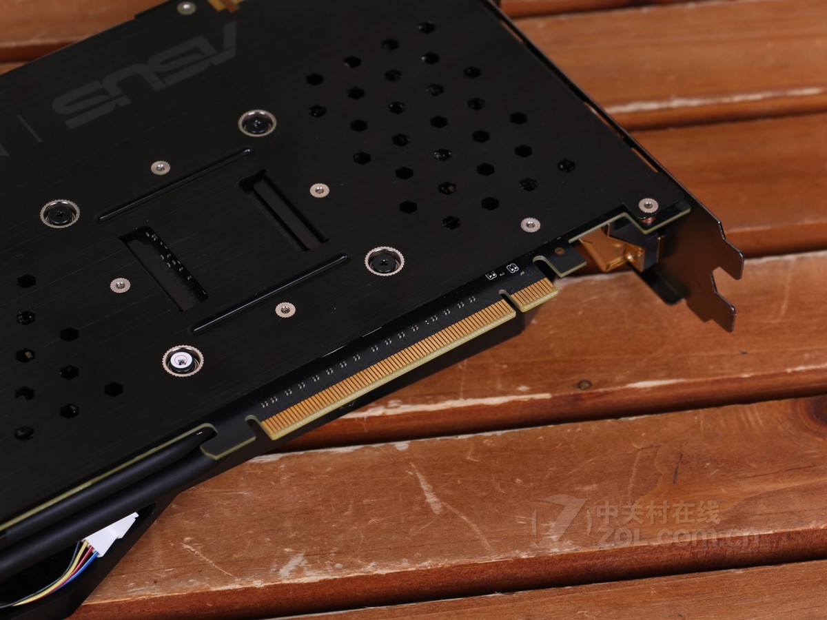 【高清图】 华硕(asus)rog骇客 matrix-gtx 980ti-p-6gd5-gaming效果