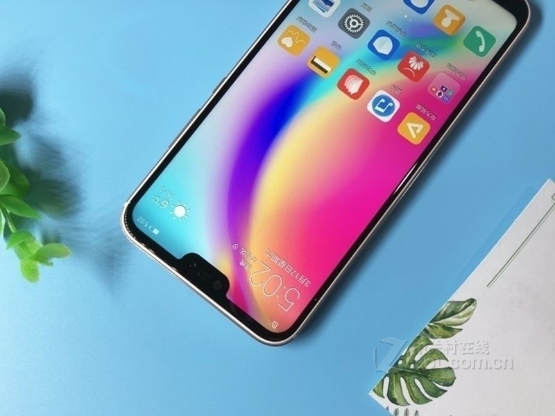 华为新出的两款手机,性价比都超高,实力攀比三星!