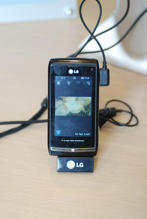 【高清图】 影院从此可随身 感触lg顶级多媒体手机图2