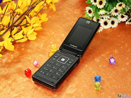 图为 酷派w700外观上,酷派w700采用了类似三星"大器"的设计风格,厚实