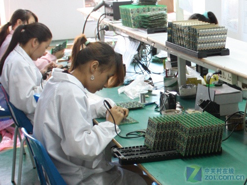 手机 正文 本次活动的重头戏就是工厂生产车间的参观,进入车间的大门