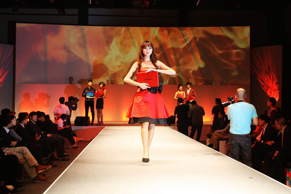 东芝多色系美少女发布会现场t台走秀