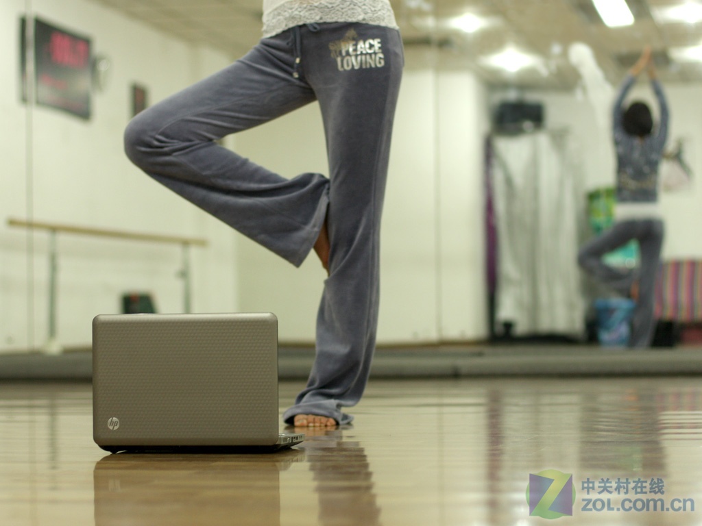 【高清图】 够活力够有料 美女gmi与hp g开心练瑜伽图1