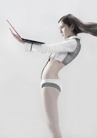 性感饶人 扬天V360冰艳美女写真曝光