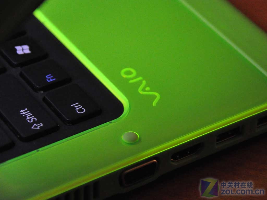 【高清图】 潮人最爱 索尼vaio cb荧光笔记本评测图1