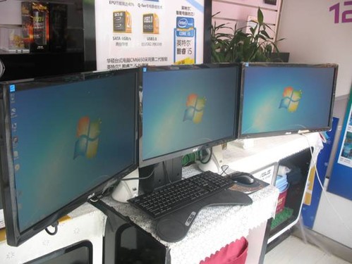多屏办公体验：四联屏电脑引领未来