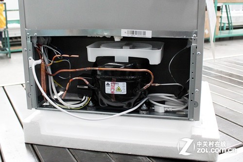 家电 正文 箱体预装完成后,就要开始冰箱生产最重要的一步,就是冰箱