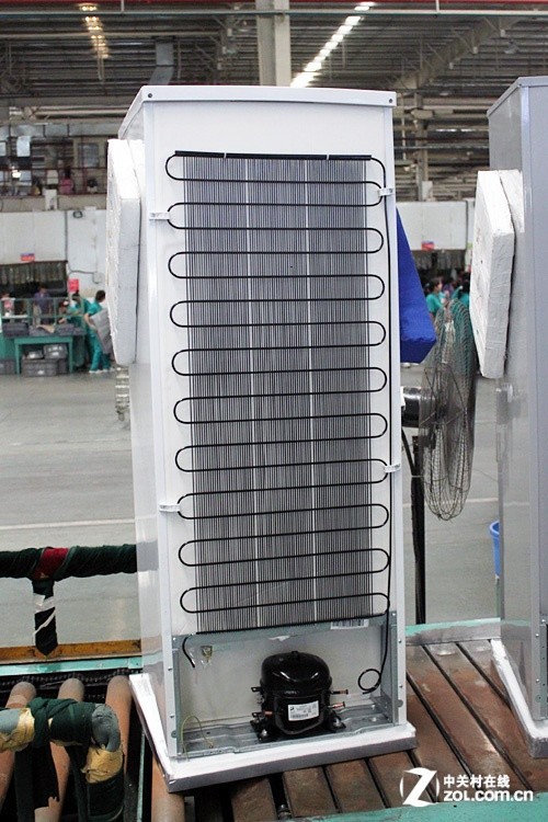 家电 正文 箱体预装完成后,就要开始冰箱生产最重要的一步,就是冰箱