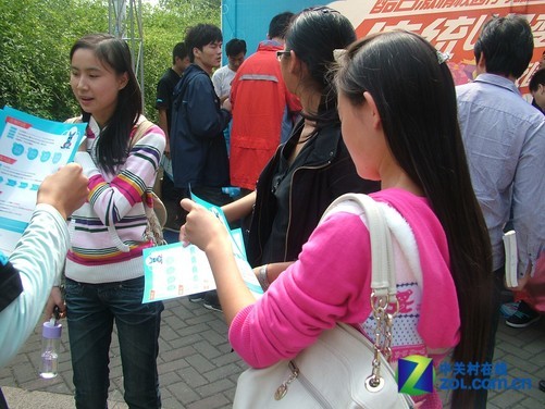 同学们手拿宣传单阅读中