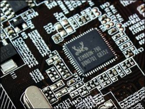 一条mini pci-e扩展槽,扩展性能丰富;通过l1ano处理器的内建图形芯片