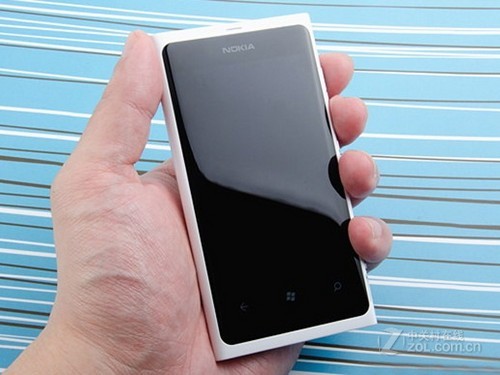 时尚wp手机 一体机身诺基亚800售2280元