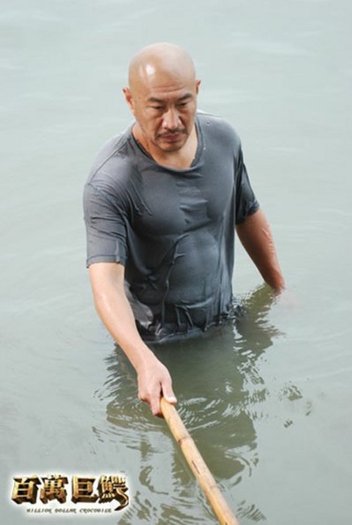 液晶电视 正文鳄鱼园经营不善,爱鳄如命的"光头刘"为了让园中的鳄鱼能